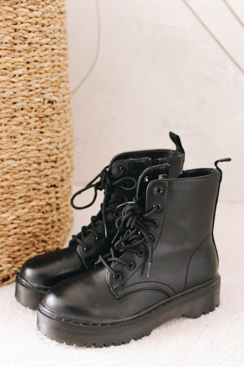 Botas Negras de Plataforma y Cordones