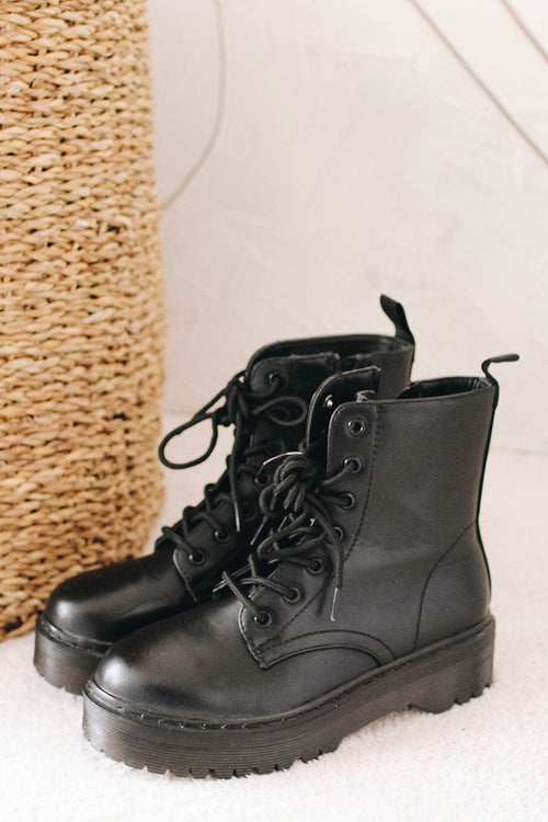 Botas Negras de Plataforma y Cordones