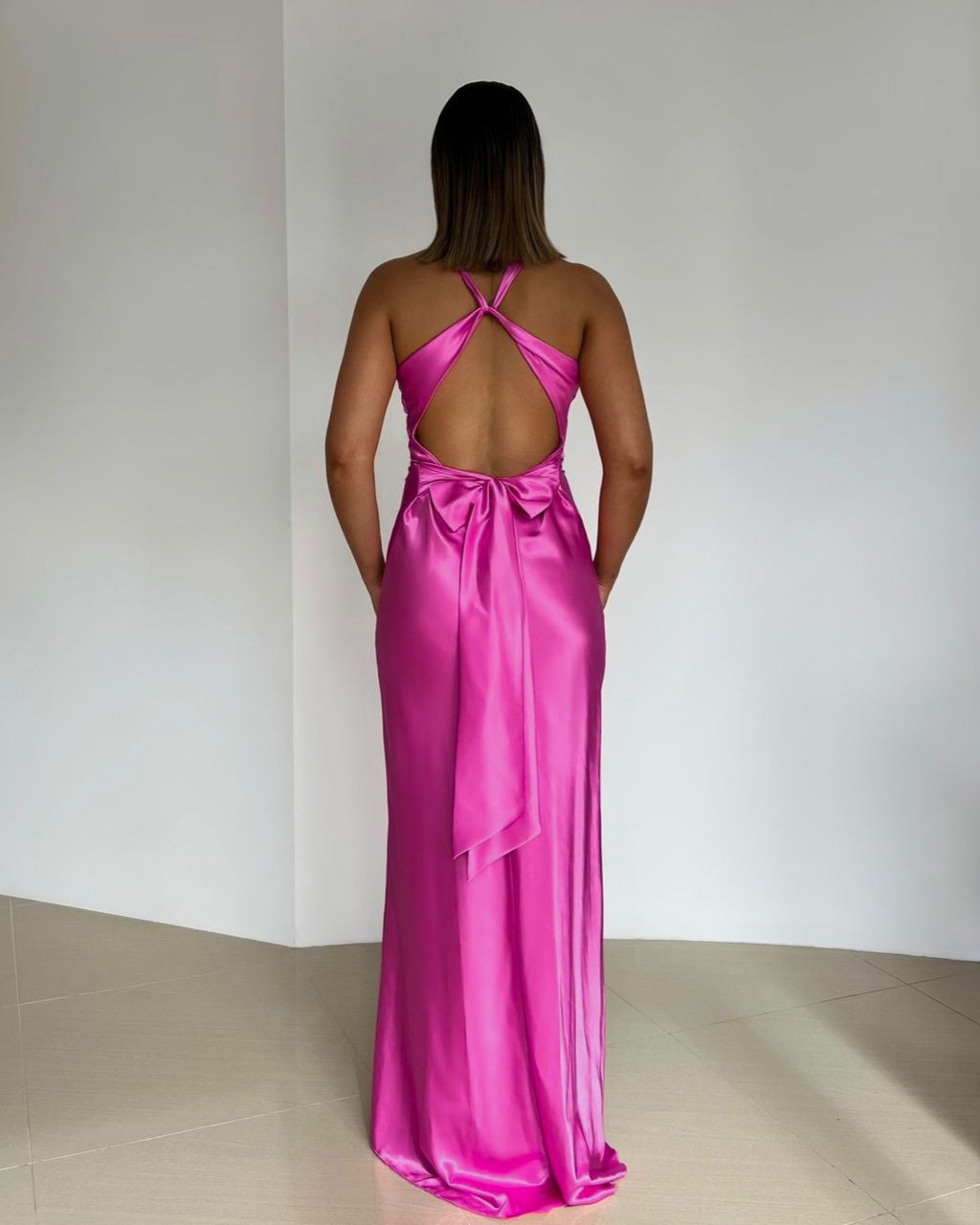 Vestido Dafne Satinado con Espalda Cruzada