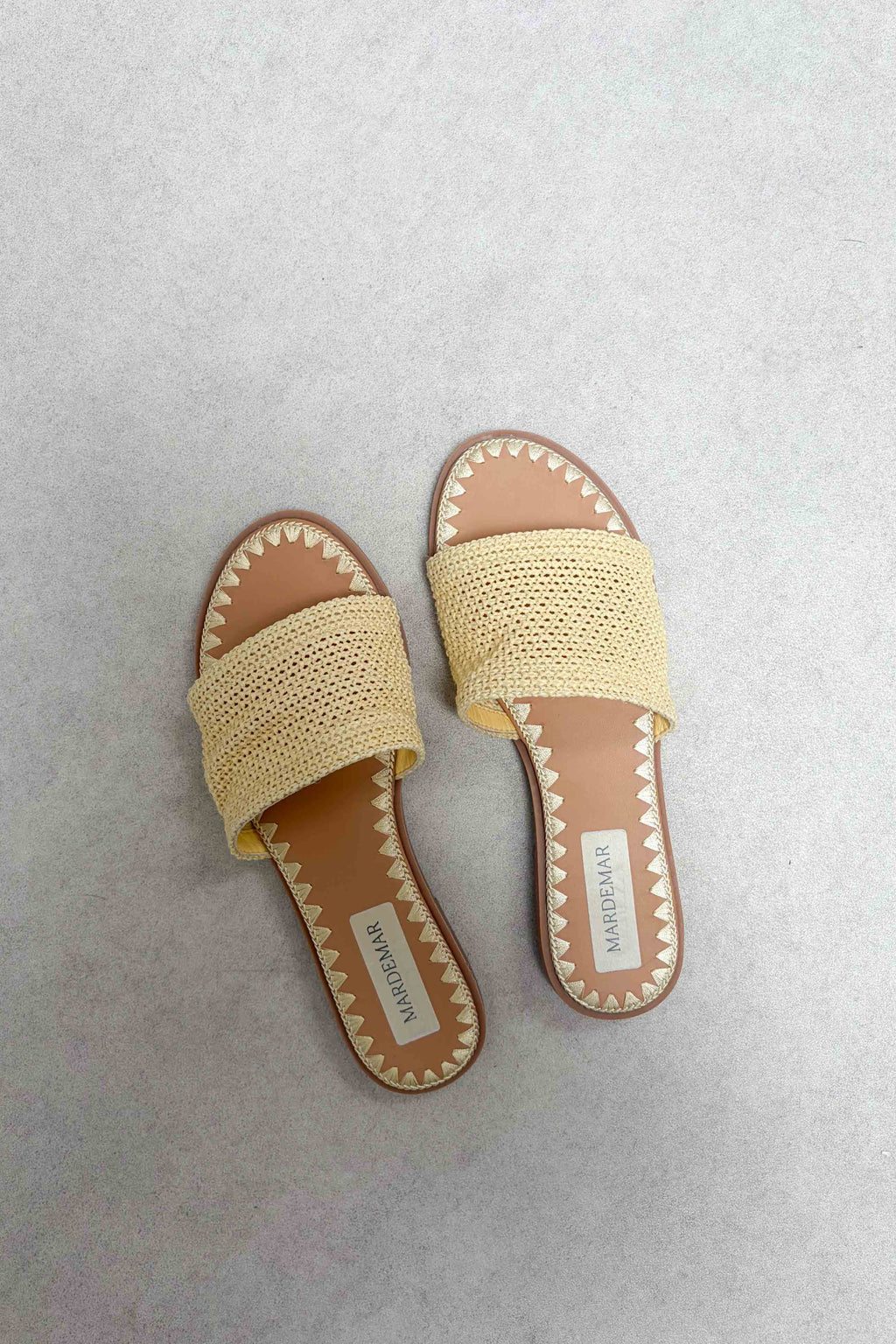 Sandalias Amarillas de Rafia Trenzada.