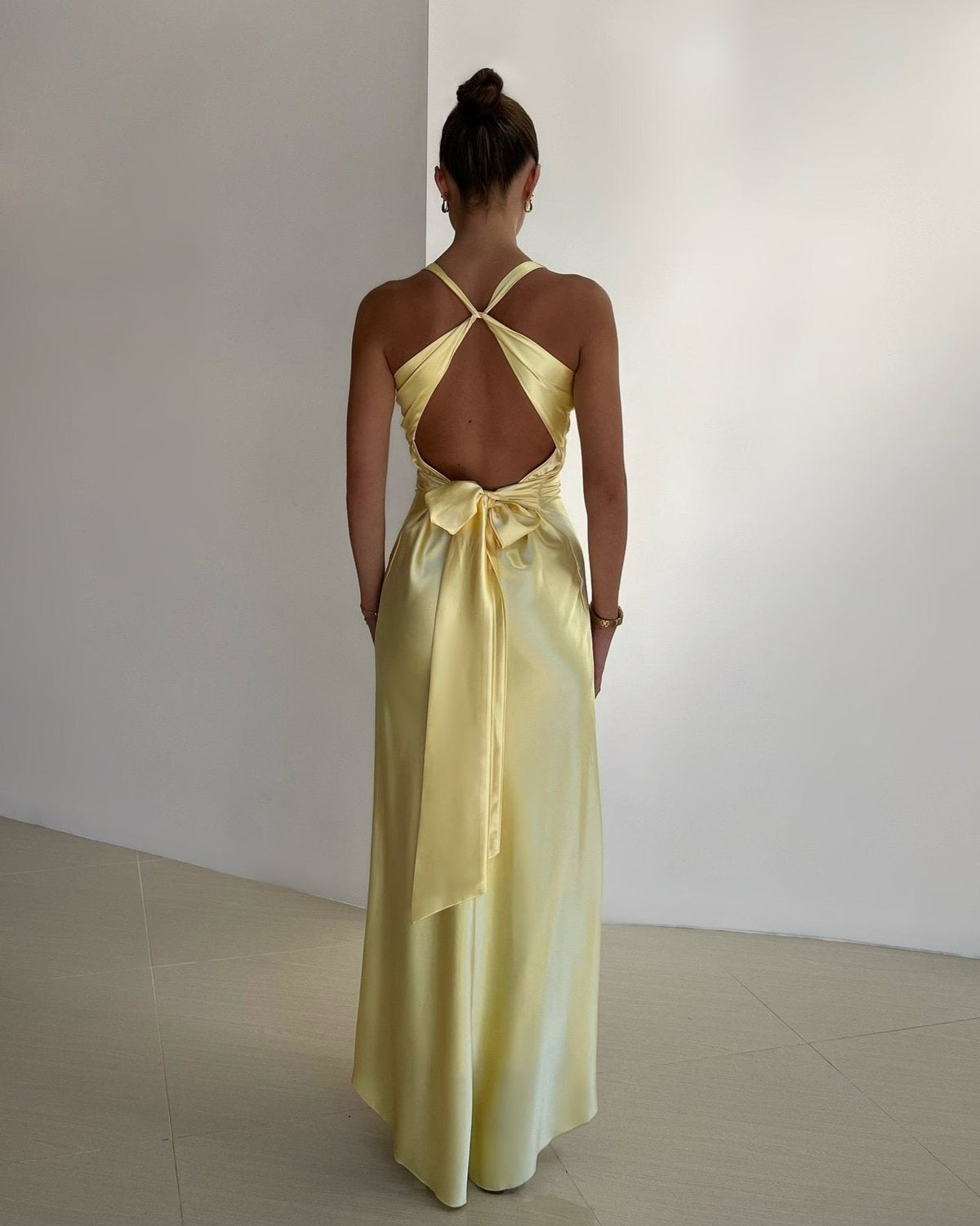 Vestido Dafne Satinado con Espalda Cruzada