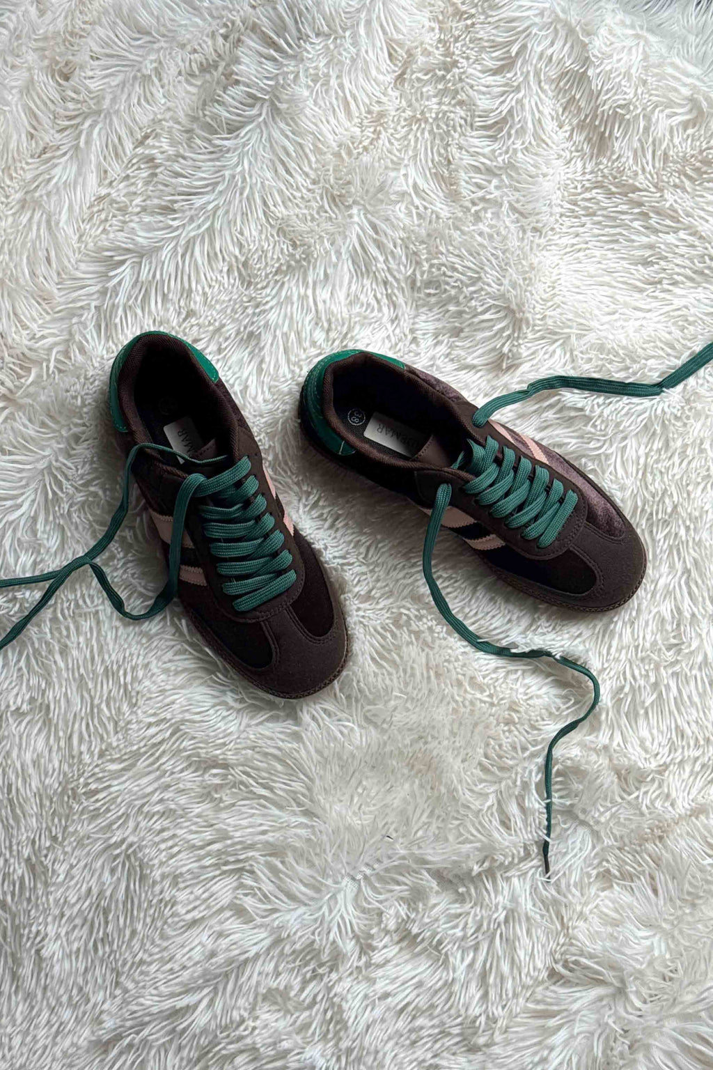 Zapatillas de Ante con Detalle en Contraste