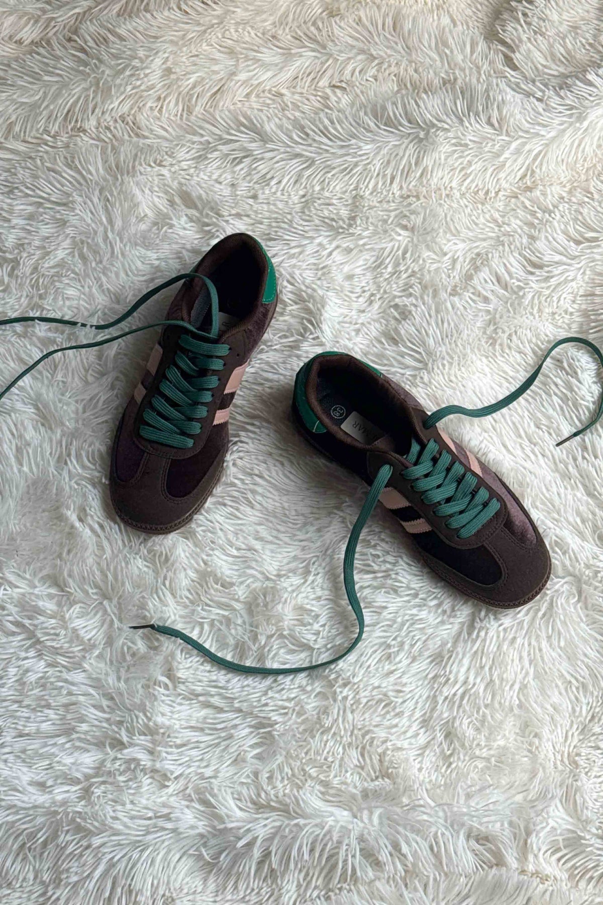 Zapatillas de Ante con Detalle en Contraste
