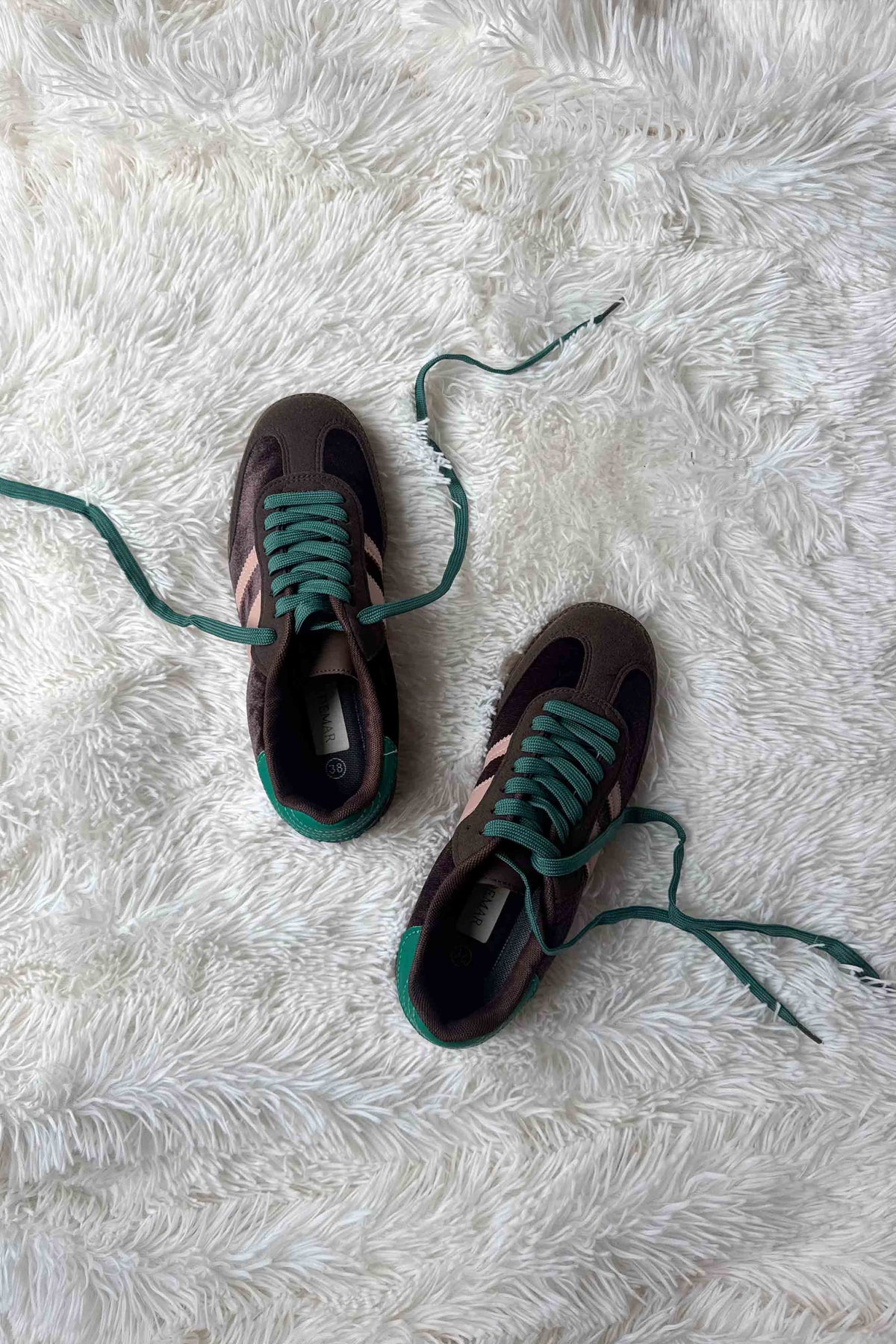 Zapatillas de Ante con Detalle en Contraste