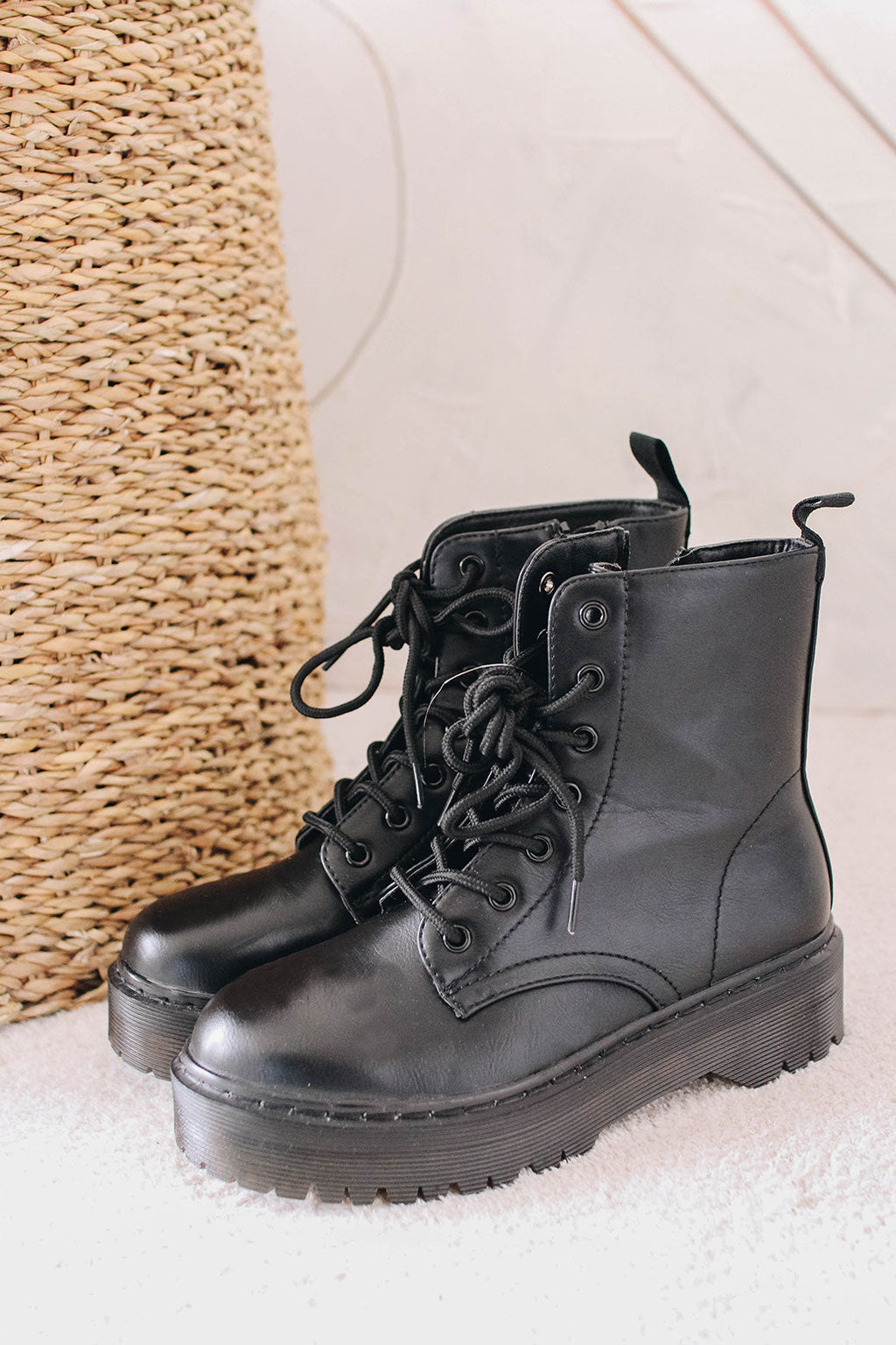 Botas Negras de Plataforma y Cordones