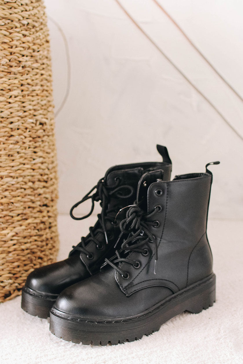 Botas Negras de Plataforma y Cordones