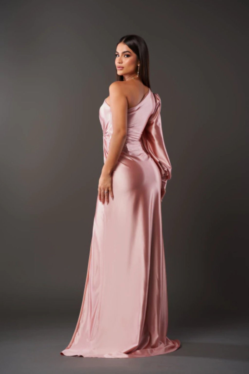 Vestido satinado de un solo hombro Nicole™
