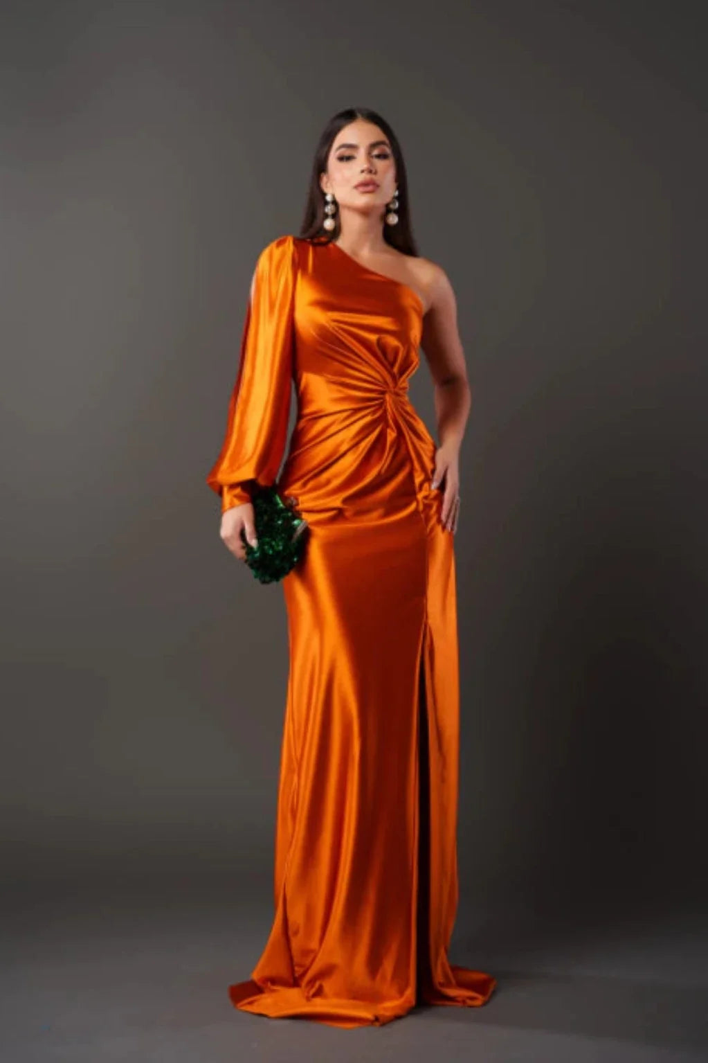 Vestido satinado de un solo hombro Nicole™