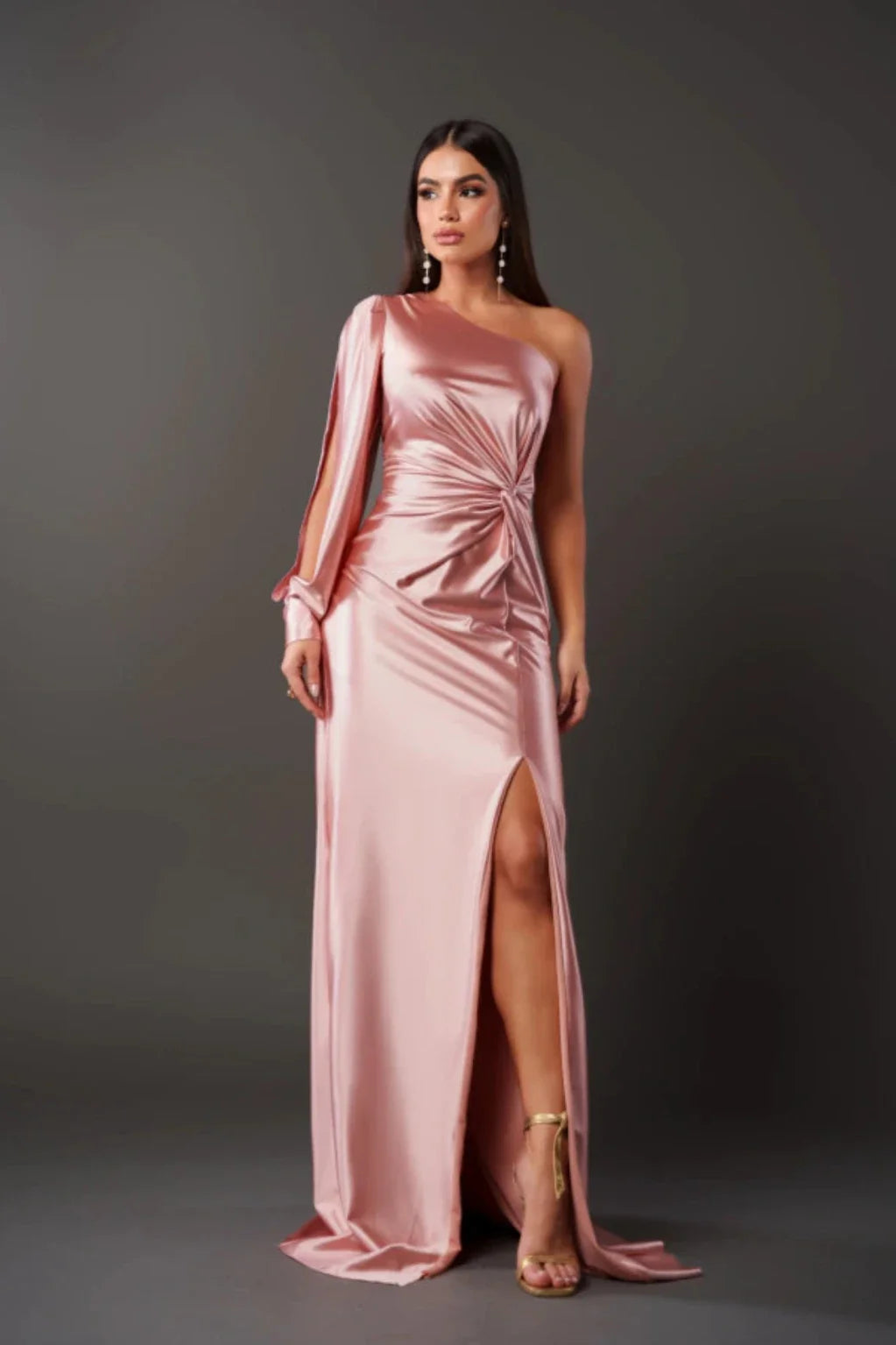 Vestido satinado de un solo hombro Nicole™
