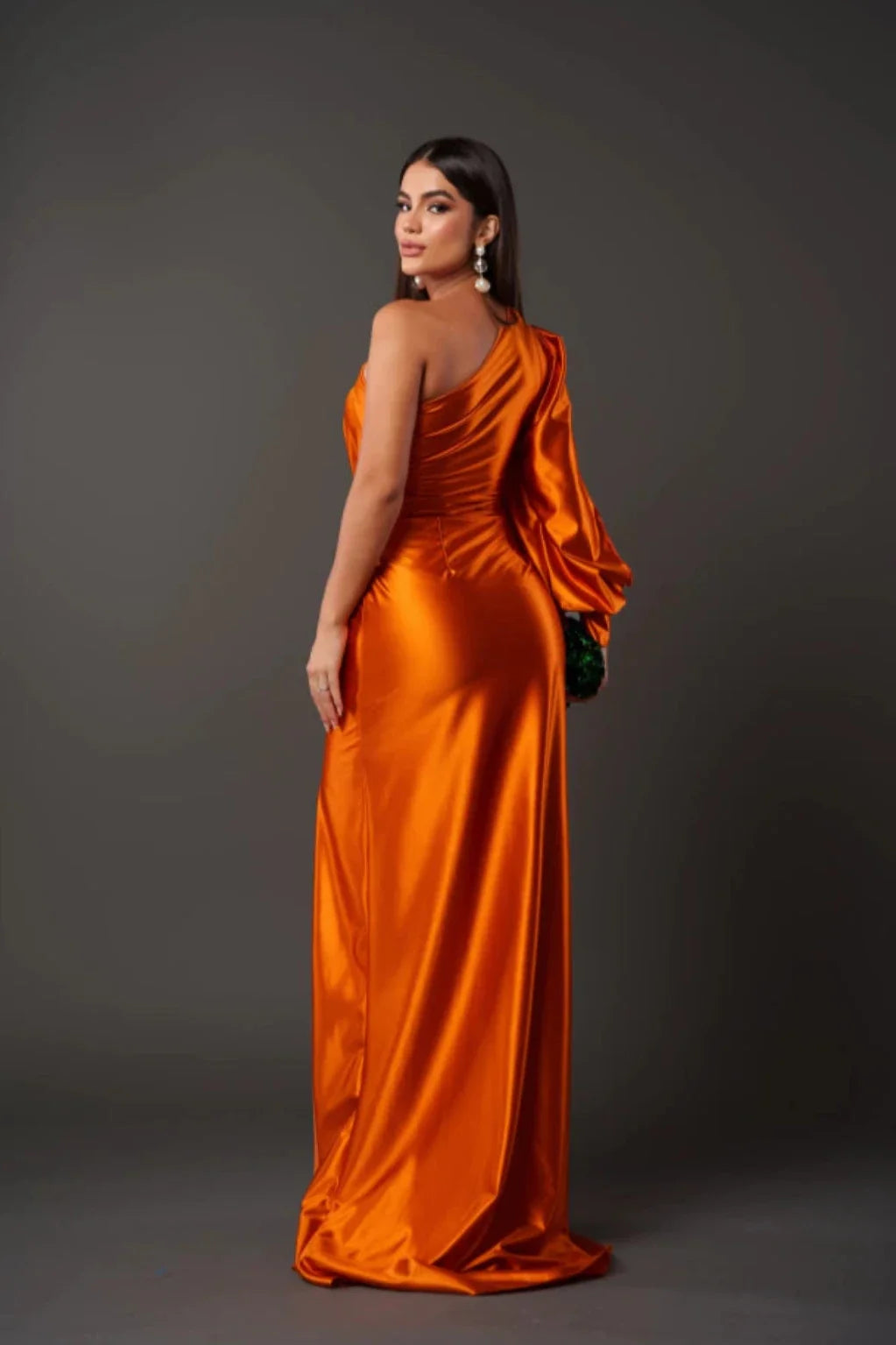 Vestido satinado de un solo hombro Nicole™