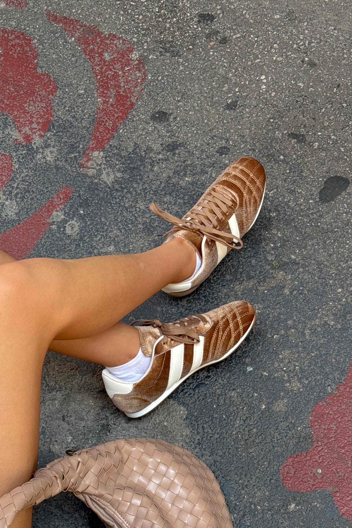 Zapatillas Retro de Terciopelo Marrón.
