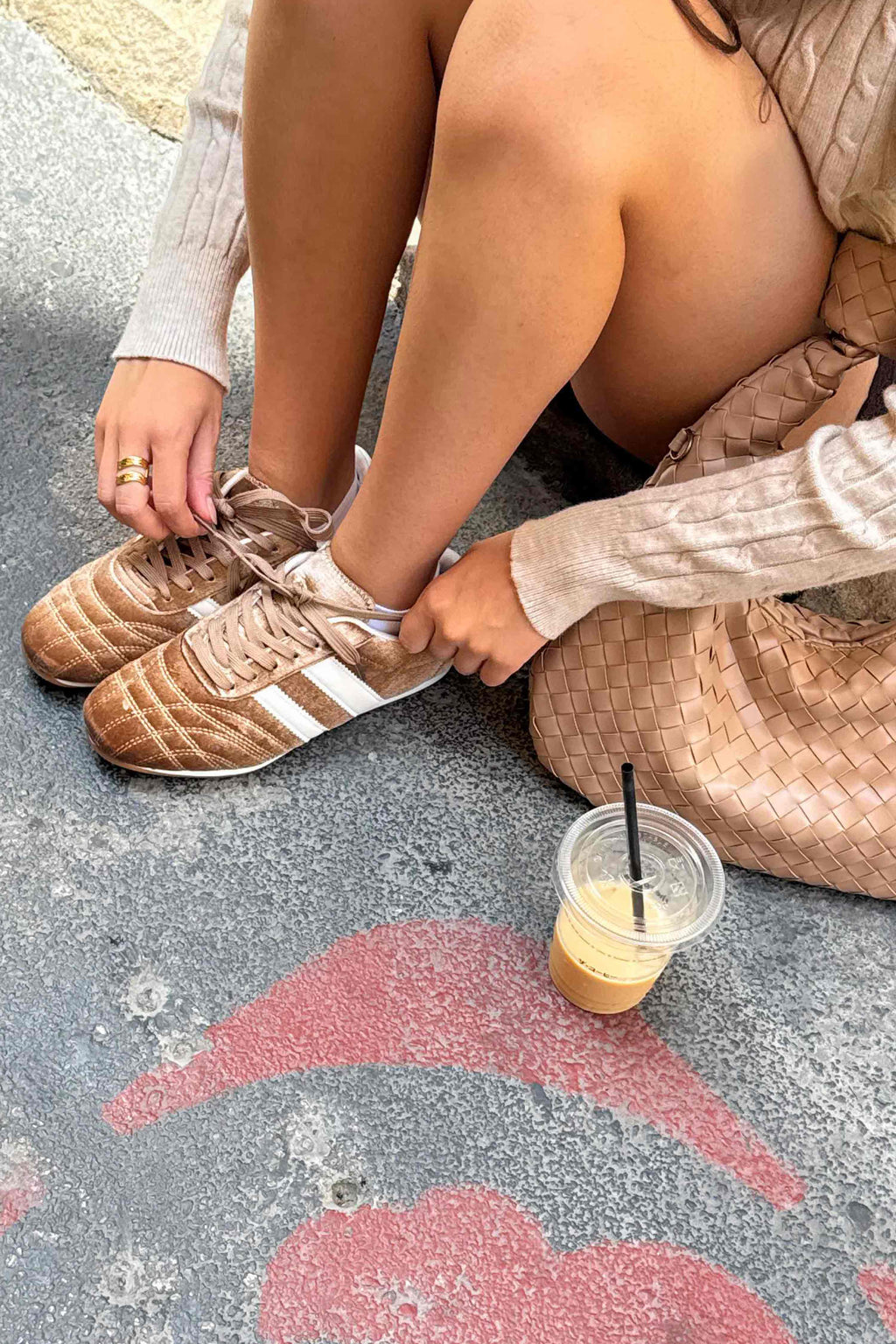 Zapatillas Retro de Terciopelo Marrón.