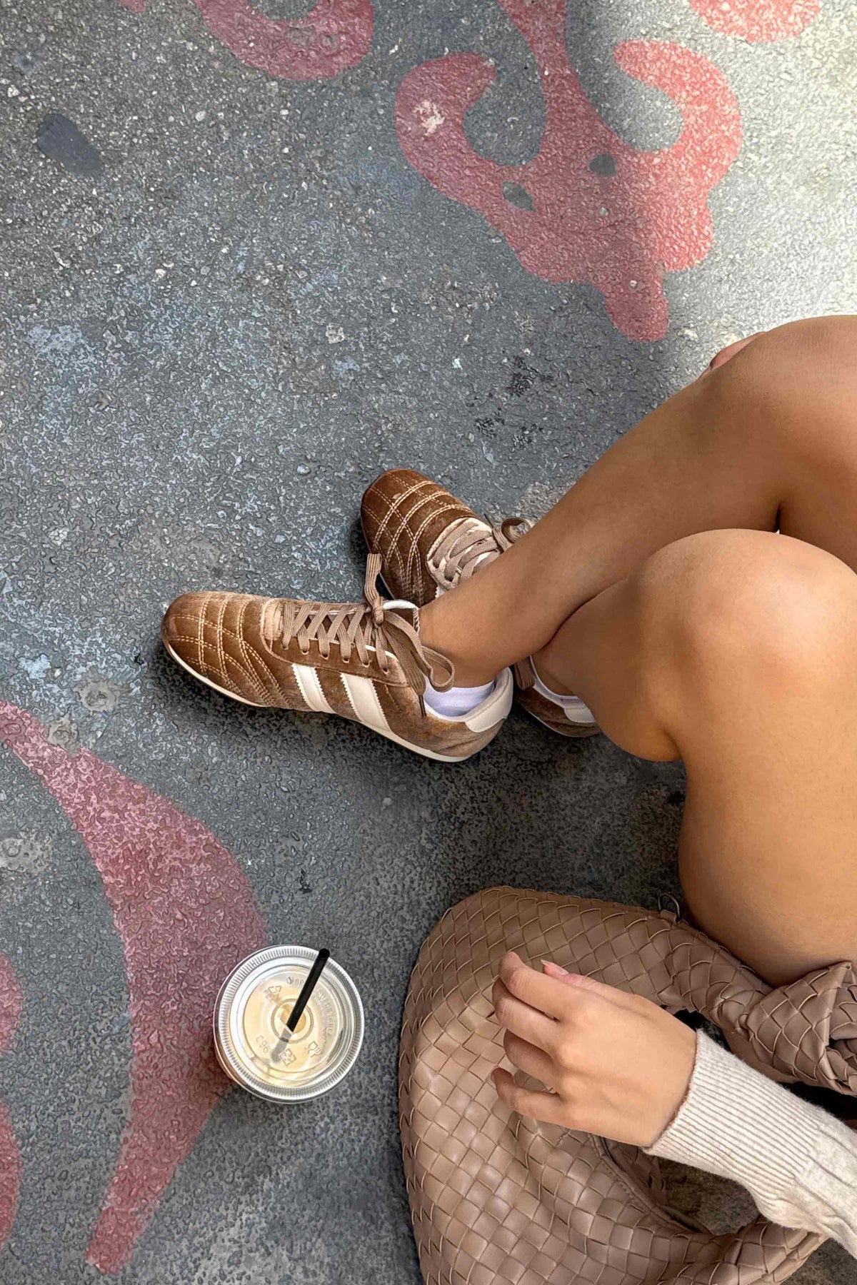 Zapatillas Retro de Terciopelo Marrón.