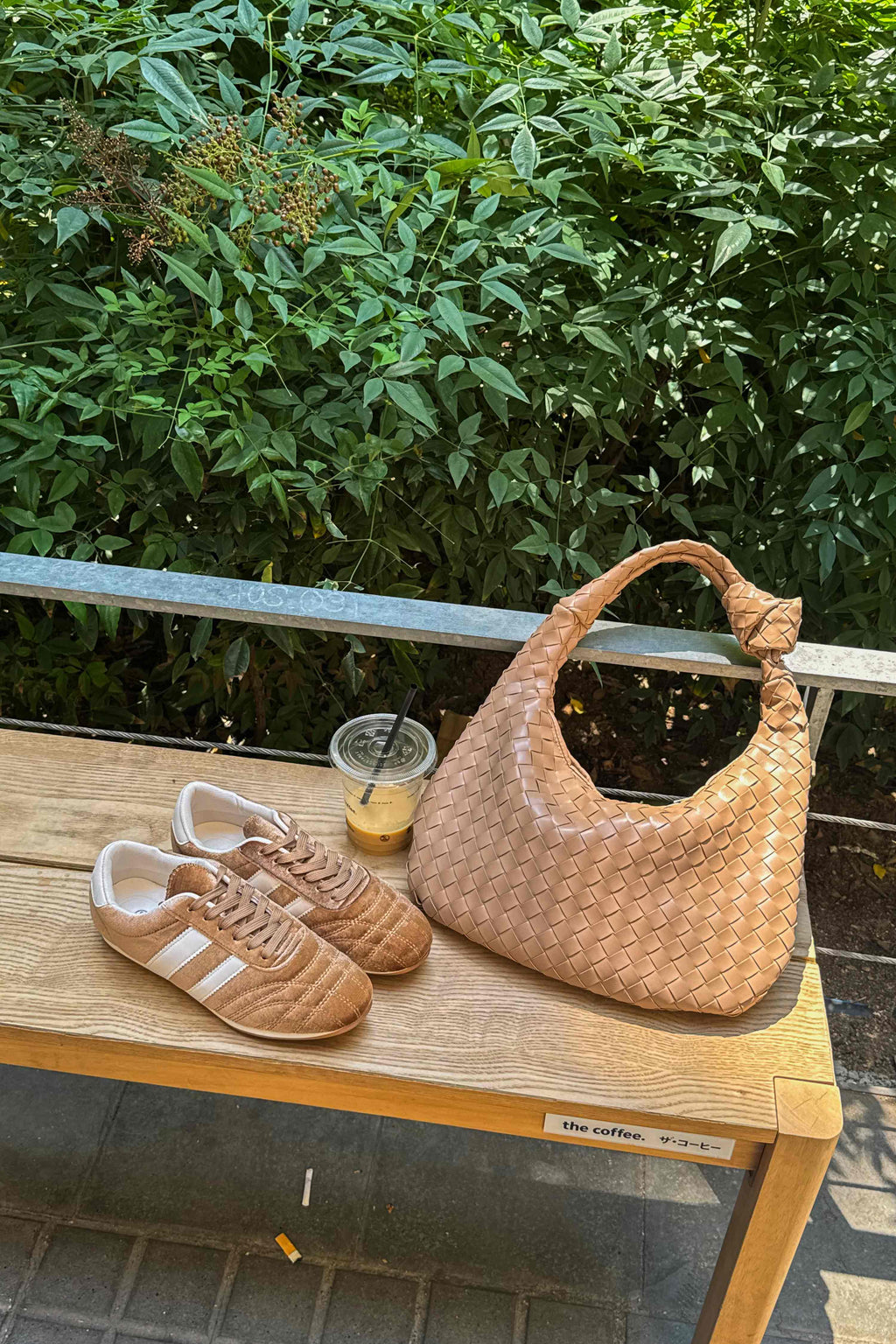 Zapatillas Retro de Terciopelo Marrón.