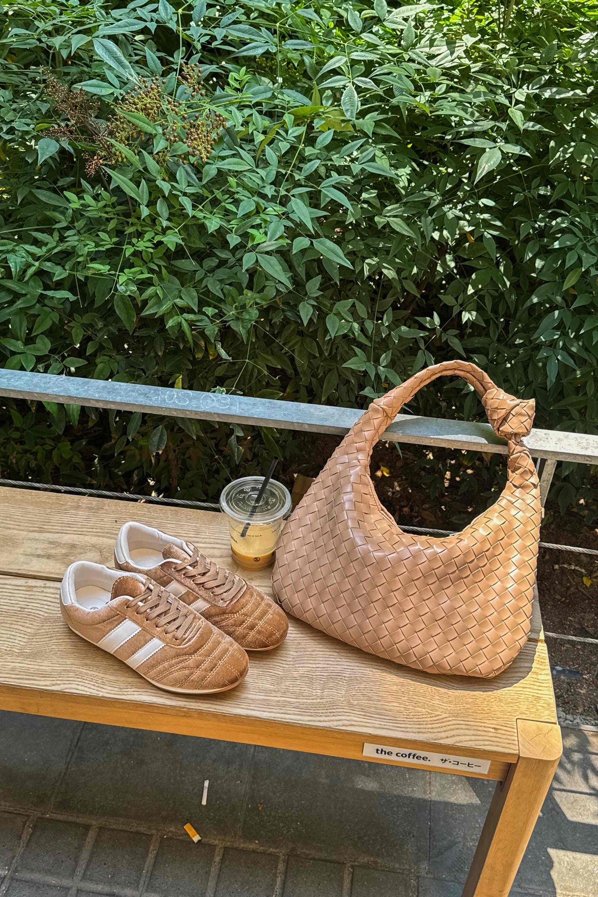 Zapatillas Retro de Terciopelo Marrón.